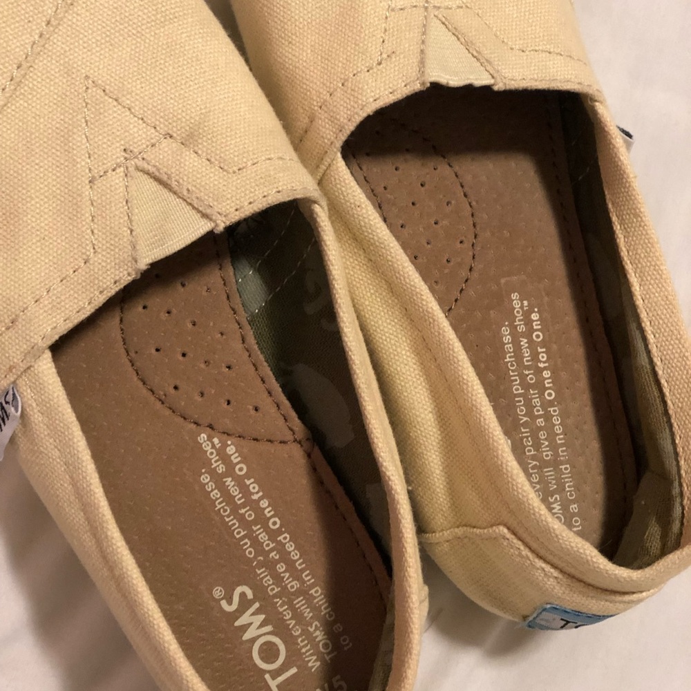 Toms - Picture 2 of 2